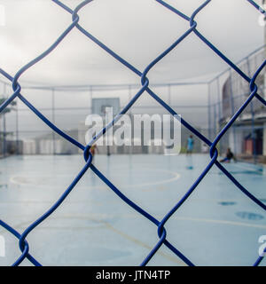 Les enfants jouent au football dans la favela Banque D'Images