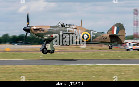 BBMF ouragan Mk IIC, LF363 décollage au Royal International Air Tattoo Banque D'Images