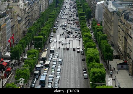 Illustration avenue des Champs-Elysées et embouteillages, le trafic de voitures, bus, camions, véhicules, Paris, Ile-de-France. Paris, FRANCE - 06/27/2017 Banque D'Images