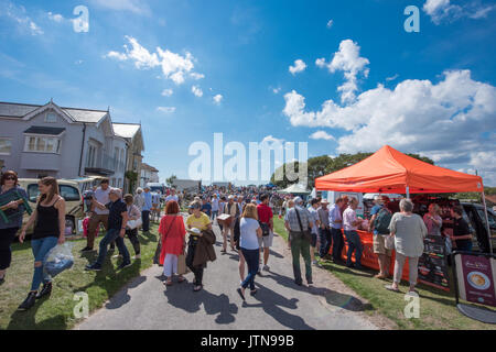 Foules occupé par une chaude journée d'été ensoleillée lors d'une grande piscine en plein air salon des antiquaires dans la gamme populaire Southwold, Suffolk, uk Banque D'Images