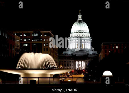Monument historique national. Madison, Wisconsin, USA. Scène de nuit avec des bâtiments officiels et fontaine illuminée sur l'avant-plan. Vue depuis Monona Banque D'Images