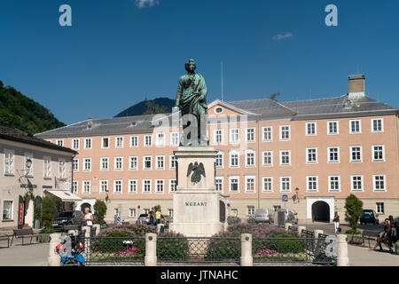 Auf dem Mozartdenkmal Mozartplatz, Salzburg, Österreich | Statue sur la Place Mozart, Salzbourg, Autriche Banque D'Images