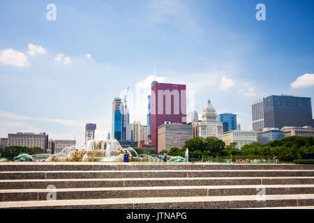 Chicago Downtown skyline avec escalier et fontaine de Buckingham dans Grant Park sur l'avant-plan sur une journée ensoleillée. Banque D'Images