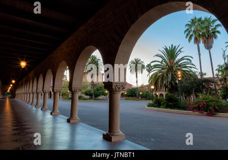 L'université de Stanford couloir jusqu'à la tombée de la lumière, de l'université de Stanford campus à Palo Alto, Californie, États-Unis Banque D'Images