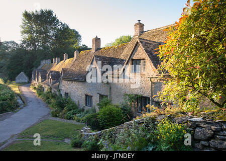 La lumière du soleil tôt le matin plus de Arlington Row. Bibury, Cotswolds, Gloucestershire, Angleterre Banque D'Images