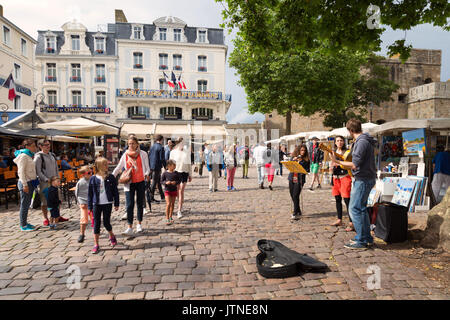 Bretagne St Malo - artiste de rue dans la vieille ville fortifiée ( ), St Malo, Bretagne France Banque D'Images