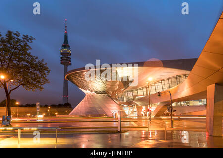 BMW Welt à Munich dans der Abendämmerung, Bayern, Deutschland | BMW Welt à Munich, Bavière, Allemagne crépuscule Banque D'Images