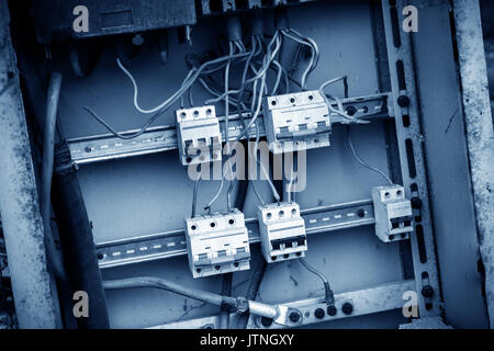 Économiser de l'électricité signe sur vieux câblage électrique fort dans l'hôpital abandonné Banque D'Images