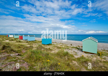 Cabines de plage de couleurs pastel SUR LA PLAGE DE SABLE ET DE GALETS MORAY ECOSSE FINDHORN Banque D'Images