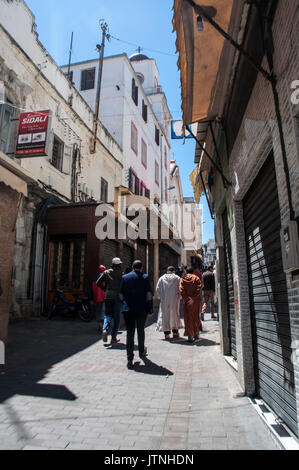 Maroc : les gens dans les étroites ruelles de Tanger, ville sur la côte du Maghreb gardant le détroit de Gibraltar avec son mélange unique de cultures Banque D'Images