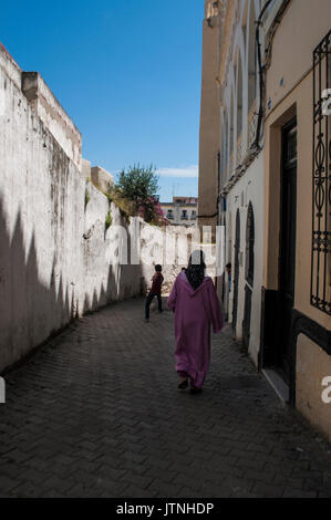 Maroc : les gens dans les étroites ruelles de Tanger, ville sur la côte du Maghreb gardant le détroit de Gibraltar avec son mélange unique de cultures Banque D'Images