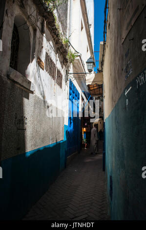 Maroc : les gens dans les étroites ruelles de Tanger, ville sur la côte du Maghreb gardant le détroit de Gibraltar avec son mélange unique de cultures Banque D'Images