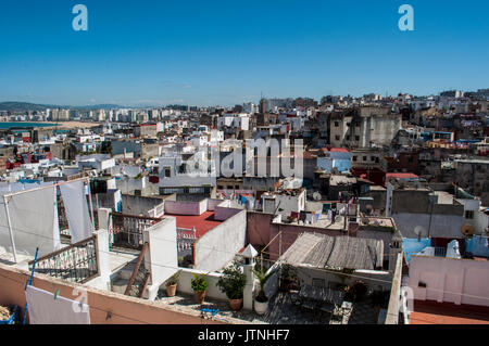 Le Maroc, l'Afrique du Nord : les toits et les toits de Tanger, ville marocaine sur la côte du Maghreb à l'entrée ouest du détroit de Gibraltar Banque D'Images