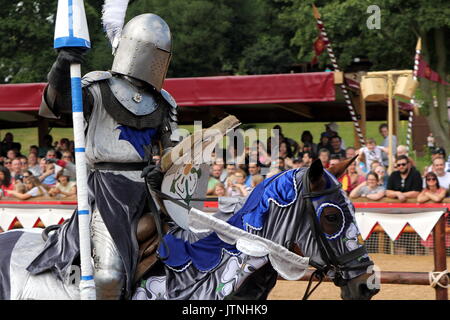 Tournoi de joutes et reconstitution médiévale de la guerre des Deux-Roses à Warwick Castle Banque D'Images