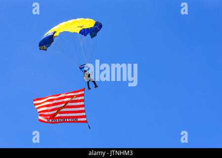 Cheyenne, Wyoming, USA - Le 27 juillet 2017 : US Navy leap frogs Équipe de parachutistes ouvre l'assemblée annuelle des Frontier Days. le drapeau gadsden 'ne marche pas sur moi Banque D'Images