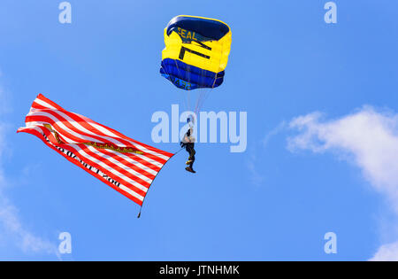 Cheyenne, Wyoming, USA - Le 27 juillet 2017 : US Navy leap frogs Équipe de parachutistes ouvre l'assemblée annuelle des Frontier Days. le drapeau gadsden 'ne marche pas sur moi Banque D'Images