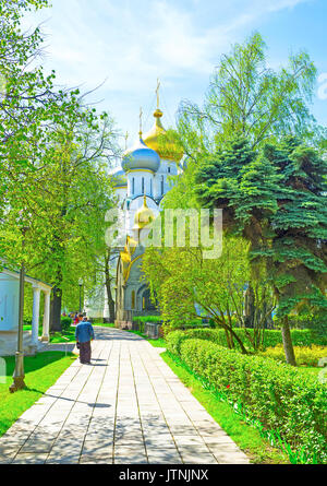 Moscou, Russie - Mai 08, 2015 : Cathédrale Smolensky entouré d'un écrin de verdure est une église très populaire parmi les habitants de la ville, sur le 08 mai à Moscou Banque D'Images