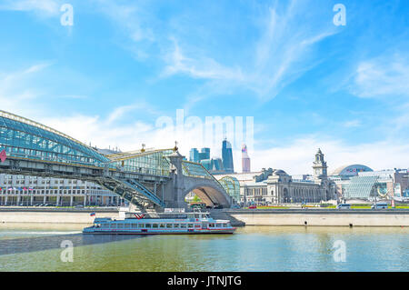 Moscou, Russie - le 8 mai 2015 : le plaisir voile navigue sous le pont de Bohdan Khmelnytsky le long de la gare Kievsky, le 8 mai à Moscou Banque D'Images