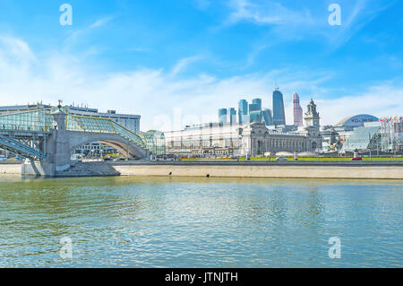 Moscou, Russie - le 8 mai 2015 : La promenade le long de la Moskva River dans le district Dorogomilovo, la vue sur le pont ferroviaire de Bohdan Khmelnytsky et la sta Banque D'Images