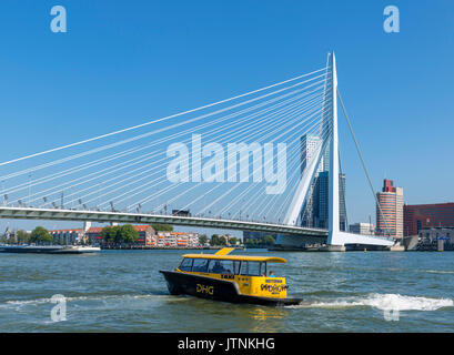 Taxi de l'eau en face du pont Erasmus (Erasmusbrug), Rotterdam, Pays-Bas Banque D'Images