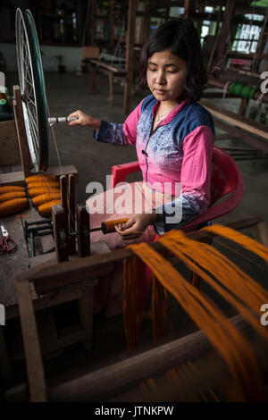 Spinning fil de soie. Direction de l'artisanat et l'artisanat. Le point zéro, Gangtok, Sikkim. L'Inde. Banque D'Images