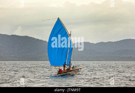 Nimoa Island - Ici l'île mission va vous impressionner. Cinq caractéristiques de l'église peintures murales de la vie de l'île et tous les bâtiments sont entourés de jardins bien entretenus et les chemins remplis de plantes à fleurs. Bordée de montagnes couvertes de jungle, plages de carte postale et d'eaux claires - une île paradisiaque en effet ! La Louisiade est une chaîne de 10 îles volcaniques plus souvent entourées de récifs coralliens, et 90 petites îles de corail situé à 200 km au sud-est de la Nouvelle Guinée Banque D'Images