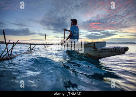 Nimoa Island - Ici l'île mission va vous impressionner. Cinq caractéristiques de l'église peintures murales de la vie de l'île et tous les bâtiments sont entourés de jardins bien entretenus et les chemins remplis de plantes à fleurs. Bordée de montagnes couvertes de jungle, plages de carte postale et d'eaux claires - une île paradisiaque en effet ! La Louisiade est une chaîne de 10 îles volcaniques plus souvent entourées de récifs coralliens, et 90 petites îles de corail situé à 200 km au sud-est de la Nouvelle Guinée Banque D'Images