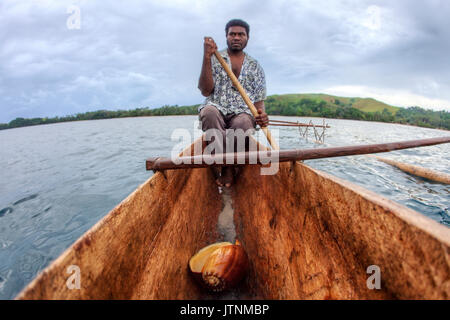 Nimoa Island - Ici l'île mission va vous impressionner. Cinq caractéristiques de l'église peintures murales de la vie de l'île et tous les bâtiments sont entourés de jardins bien entretenus et les chemins remplis de plantes à fleurs. Bordée de montagnes couvertes de jungle, plages de carte postale et d'eaux claires - une île paradisiaque en effet ! La Louisiade est une chaîne de 10 îles volcaniques plus souvent entourées de récifs coralliens, et 90 petites îles de corail situé à 200 km au sud-est de la Nouvelle Guinée Banque D'Images