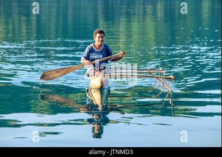 Nimoa Island - Ici l'île mission va vous impressionner. Cinq caractéristiques de l'église peintures murales de la vie de l'île et tous les bâtiments sont entourés de jardins bien entretenus et les chemins remplis de plantes à fleurs. Bordée de montagnes couvertes de jungle, plages de carte postale et d'eaux claires - une île paradisiaque en effet ! La Louisiade est une chaîne de 10 îles volcaniques plus souvent entourées de récifs coralliens, et 90 petites îles de corail situé à 200 km au sud-est de la Nouvelle Guinée Banque D'Images