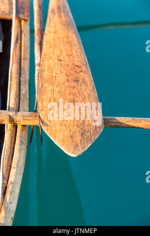 Nimoa Island - Ici l'île mission va vous impressionner. Cinq caractéristiques de l'église peintures murales de la vie de l'île et tous les bâtiments sont entourés de jardins bien entretenus et les chemins remplis de plantes à fleurs. Bordée de montagnes couvertes de jungle, plages de carte postale et d'eaux claires - une île paradisiaque en effet ! La Louisiade est une chaîne de 10 îles volcaniques plus souvent entourées de récifs coralliens, et 90 petites îles de corail situé à 200 km au sud-est de la Nouvelle Guinée Banque D'Images