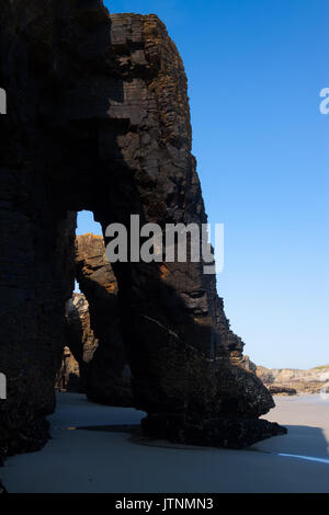 Comme à l'arche naturelle Catedrais beach - c'est le nom touristique de Praia de Augas Santas (plage des eaux saintes). Lugo (Galice), côte cantabrique. S Banque D'Images