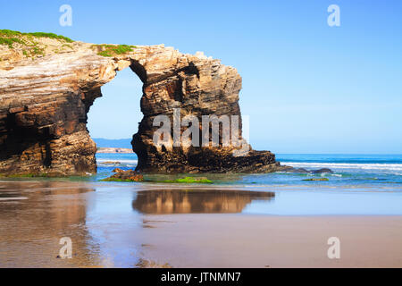 Comme à l'arche naturelle Catedrais beach - c'est le nom touristique de Praia de Augas Santas (plage des eaux saintes). La Galice Banque D'Images