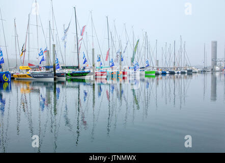 Location dans une marina par un brouillard matinal, Lorient ; Breton : An Oriant, est une commune française, et d'un port maritime dans le département du Morbihan en Bretagne dans le nord-ouest de la France. Banque D'Images