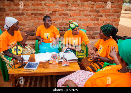 Mforo la Tanzanie, un village près de Moshi, Tanzanie. Sœur solaire entrepreneurs se rencontrent ensemble à Fatma Mzirayâs la maison pour aller sur les entreprises et partager des idées. Ils aiment être ensemble et ils ont tous l'impression que cela les aide à apprendre les uns des autres et d'essayer de nouvelles méthodes de vente et commercialisation. Ils sont tous devenus des amis proches à cause de la groupe. Ils conviennent que si les femmes travaillent ensemble il est plus facile d'obtenir des opportunités et développer leur entreprise. De gauche à droite : Grace Kimaro, Grace Mbwambo, Fatma Mziray, Sadia Abdallah, et dans le vert foulard, Mwunaidi Msuya. Banque D'Images