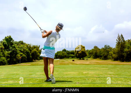 Jeune femme jouant au golf, Bali, Indonésie Banque D'Images