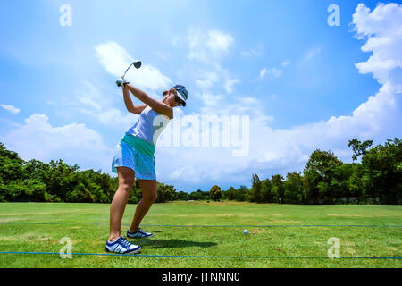 Jeune femme jouant au golf, Bali, Indonésie Banque D'Images