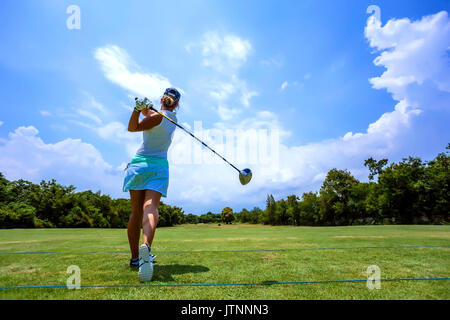 Jeune femme jouant au golf, Bali, Indonésie Banque D'Images