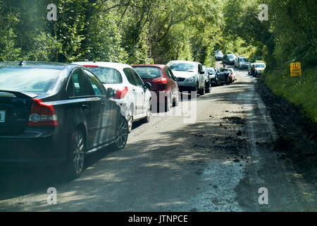 Voitures garées sur le chemin de randonnée populaire dans le comté de Fermanagh en Irlande du Nord causant des dommages aux routes locales cuilcagh Mountain park Banque D'Images