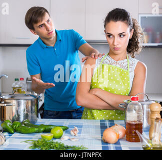 Jeune couple famille européenne avec des visages graves querelles en cuisine . focus on woman Banque D'Images