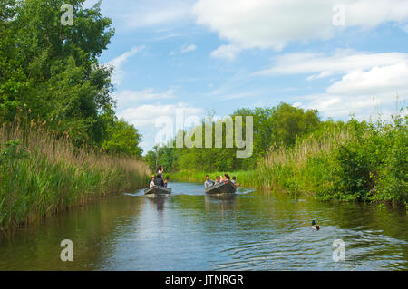 Les gens dans de petits bateaux à voile vers le bas d'un canal et de profiter de la nature sur leur façon de Giethoorn, Pays-Bas Banque D'Images