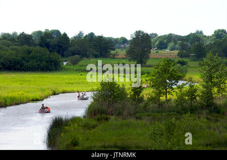 Les gens dans les petits bateaux de location avec moteur électrique dans la nature dans un paysage sur leur façon de Giethoorn, Pays-Bas Banque D'Images