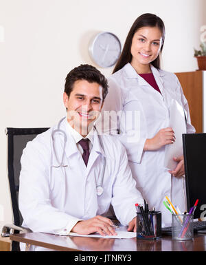 Portrait de deux médecins professionnels smiling in clinic Banque D'Images