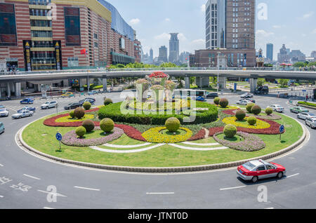 Un rond-point au cœur du quartier financier de Pudong, Shanghai, Chine. Banque D'Images