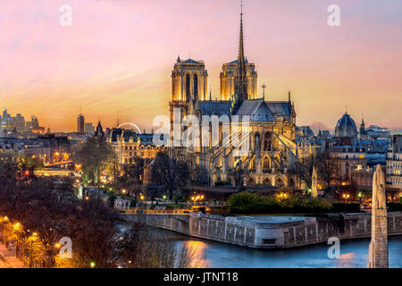 Vue d'oiseau de la cathédrale Notre-Dame de Paris coucher du soleil à Paris, France Banque D'Images