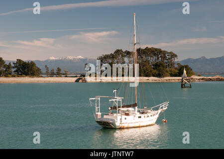 À l'ancre au large de l'île de Haulashore dans la baie de Tasman, Nelson, Nouvelle-Zélande Banque D'Images