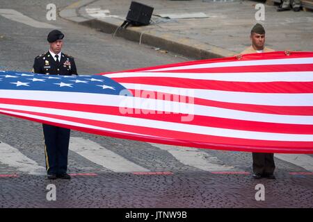 Les soldats américains et marines tenir le drapeau américain sur les Champs-élysées au cours de l'annual Bastille Day Parade militaire le 14 juillet 2017 à Paris, France. Le Président américain Donald Trump a été l'invité d'honneur du président français, Emmanuel Macron pour l'événement marquant le 100e anniversaire de l'entrée des États-Unis dans la Première Guerre mondiale. Banque D'Images