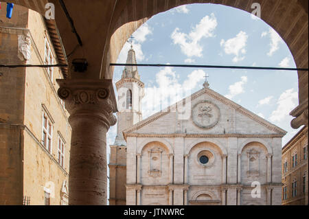 Renaissance gothique Duomo Concattedrale di Santa Maria Assunta en vieille ville de Pienza énumérés dans la liste du patrimoine mondial par l'UNESCO, Pienza, Toscane, Italie. 31 JUIL Banque D'Images