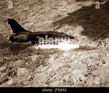 Une armée de l'air F-100D Super Sabre tire une salve de 2,75 pouces roquettes contre une position ennemie dans le Sud Vietnam. Super Sabre les pilotes sont connus pour leur exactitude au cours de bombardements et de mitrailler fonctionne avec le chasseur supersonique. Banque D'Images