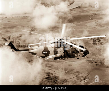 Air Force HH-3E Jolly Green Giant les hélicoptères sont utilisés pour les pilotes de sauvetage au Vietnam ou la mer de Chine du Sud. Piloté par le 3e Groupe de sauvetage et de récupération de l'aérospatiale, l'embarcation de sauvetage cruises à des vitesses allant jusqu'à 155 mph et est capable de ravitaillement en vol. Banque D'Images