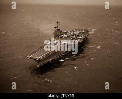 Une antenne avant bâbord vue de la classe Forrestal, porte-avions USS FORRESTAL (CVA) 59 en cours environ un mois après les incendies et les explosions endommagé le navire en partance d'équipage 132 morts, 62 blessés et deux disparus et présumés morts en service dans les eaux au large du Vietnam. Le FORRESTAL est d'attache à Norfolk, en Virginie. Banque D'Images